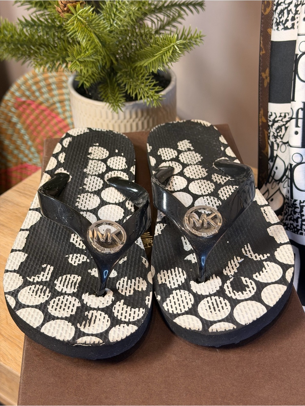Michael Kors Women’s MK Flip Flop Sandals Black Polka Dots Silvr Logo SZ 7-8